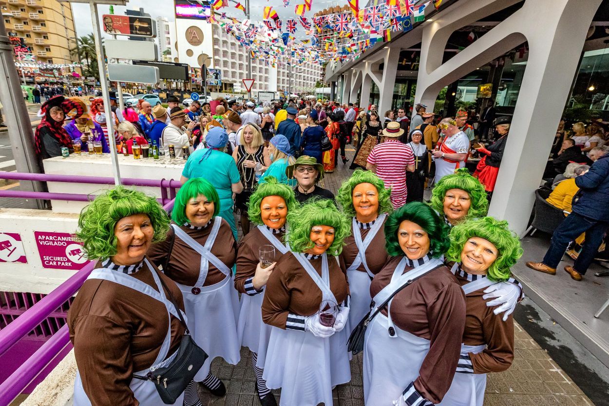 Los británicos desafían a la lluvia y celebran su "Fancy Dress Party" en Benidorm