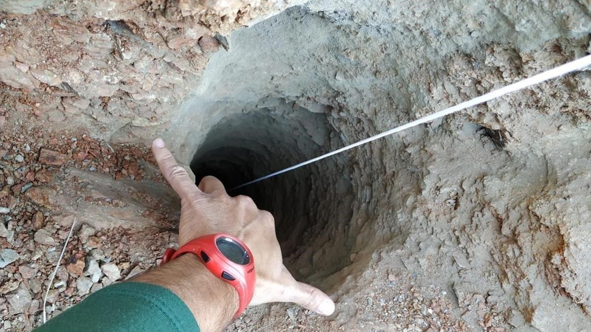 Pozo al que ha caído el niño en Totalán (Málaga)