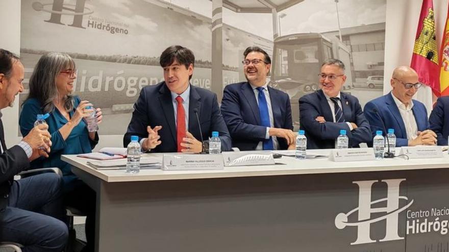 Borja Sánchez, tercer por la izquierda, ayer, en Puertollano . |