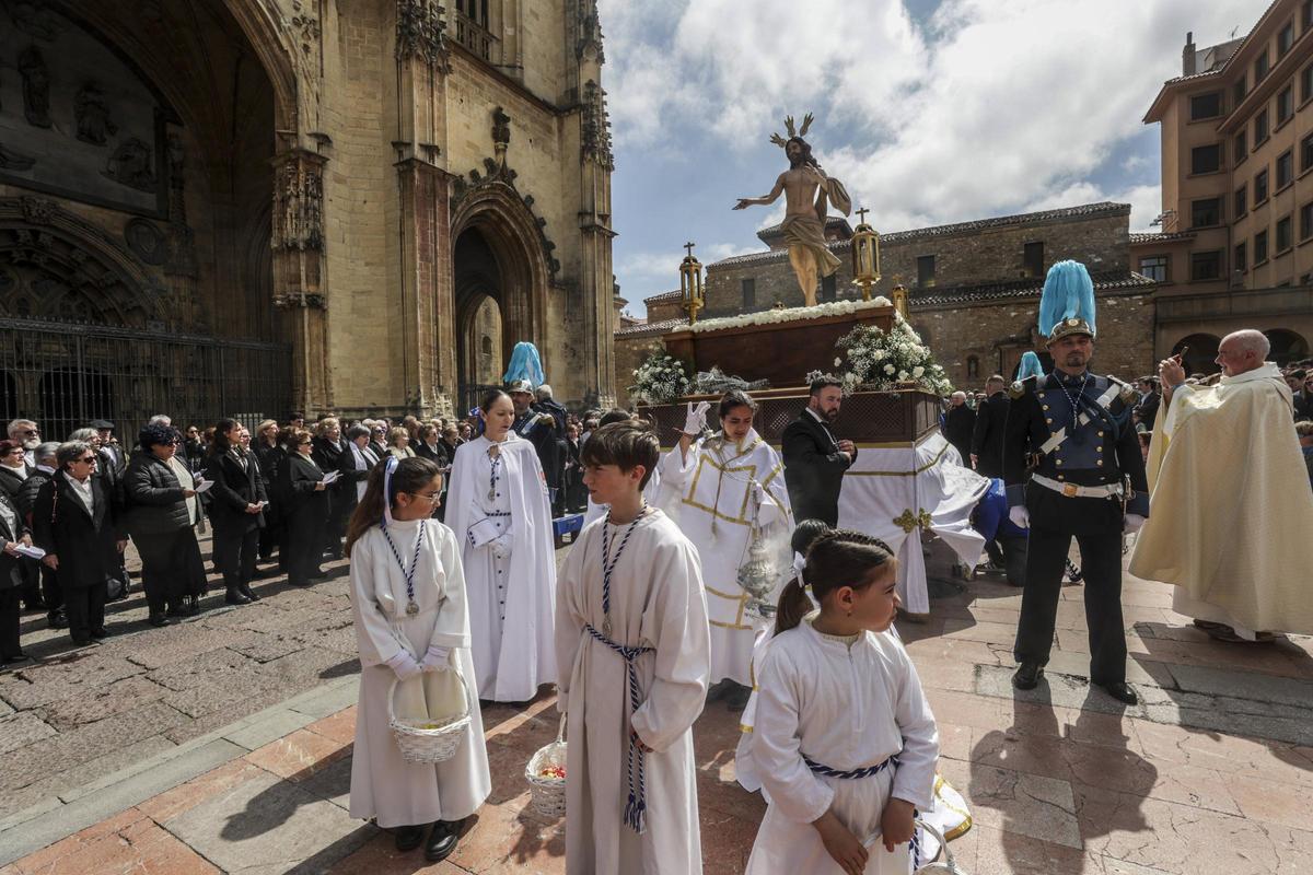 El paso de Jesús Resucitado junto a la Catedral, con los integrantes de los coros a la izquierda.
