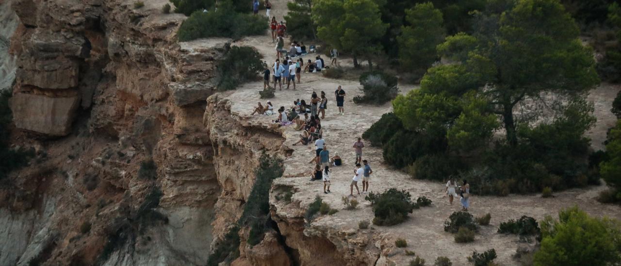 Imagen de archivo del acantilado situado frente a es Vedrá, en Sant Josep.