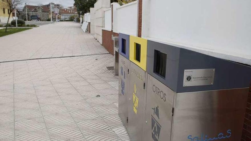 El paseo de Salinas estrena contenedores para el reciclaje