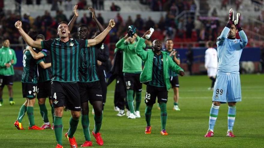 El Betis se lleva el &#039;euroderbi&#039; en el Pizjuán y se acerca a cuartos de final