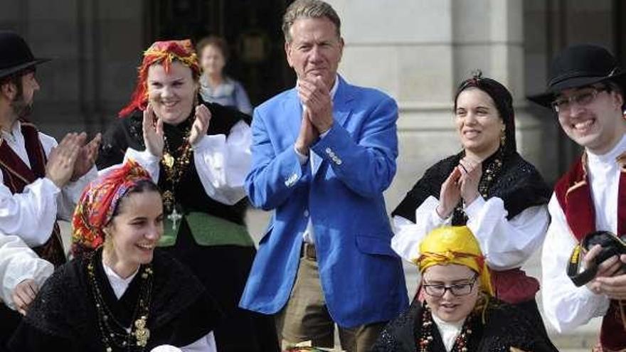 Michael Portillo, ayer durante la grabación en A Coruña.  // C.Pardellas