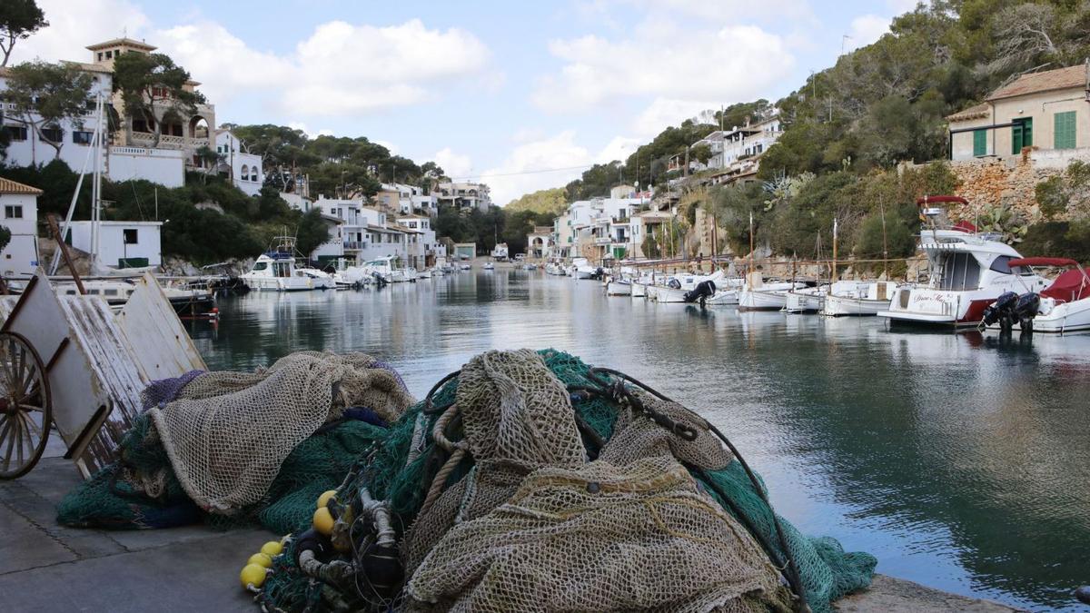 Wie aus einer Filmkullisse entsprungen: Die typische Ansicht auf die Meereseinbuchtung Caló d‘en Busques in Cala Figuera könnte pittoresker nicht sein.