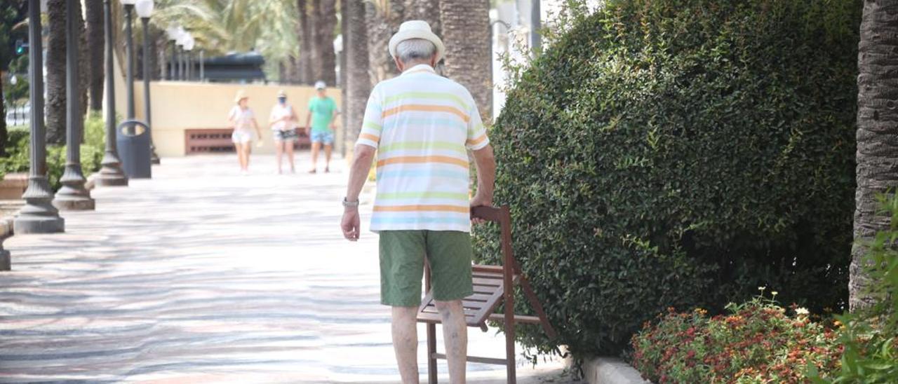 Un hombre, con una de las sillas de la Explanada