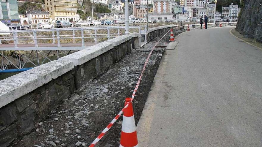 Obras de mejora de la acera que comunica el puente del Beso con la playa primera.