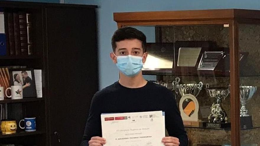 Alejandro Vigueras, con su diploma tras lograr el segundo puesto en las Olimpiadas de Biología de este año.