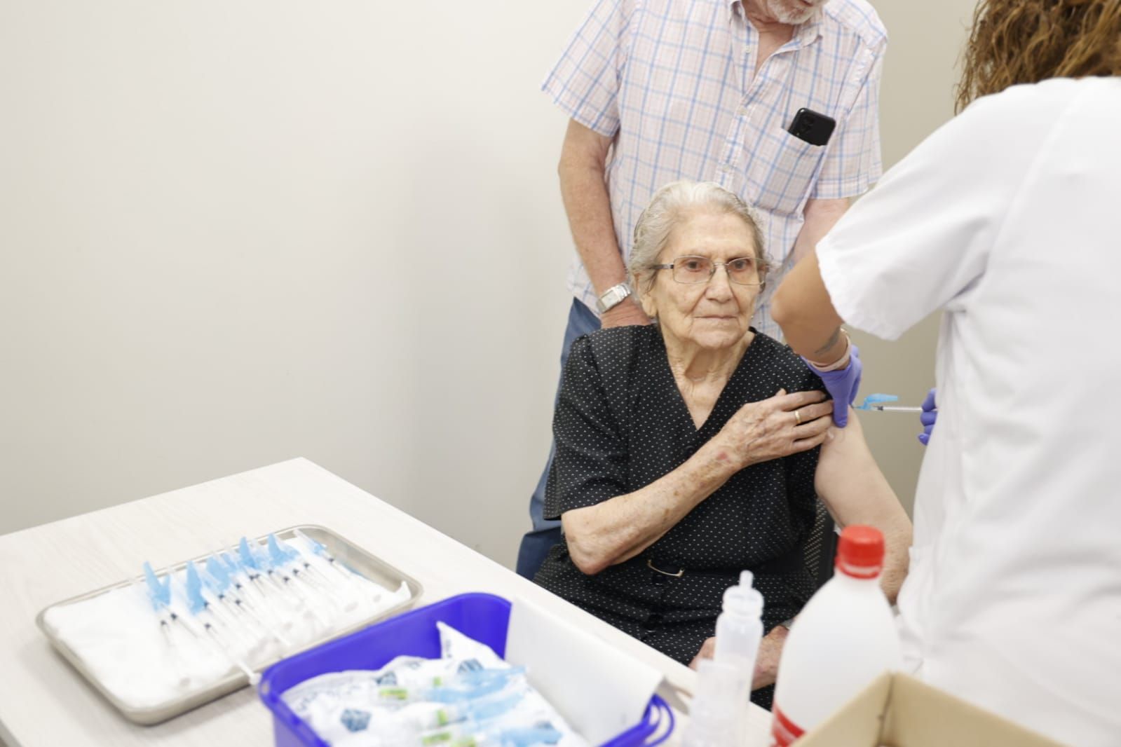 La campaña de vacunación 2023-2024 contra la gripe y la covid-19 arranca inmunizando a los más vulnerables