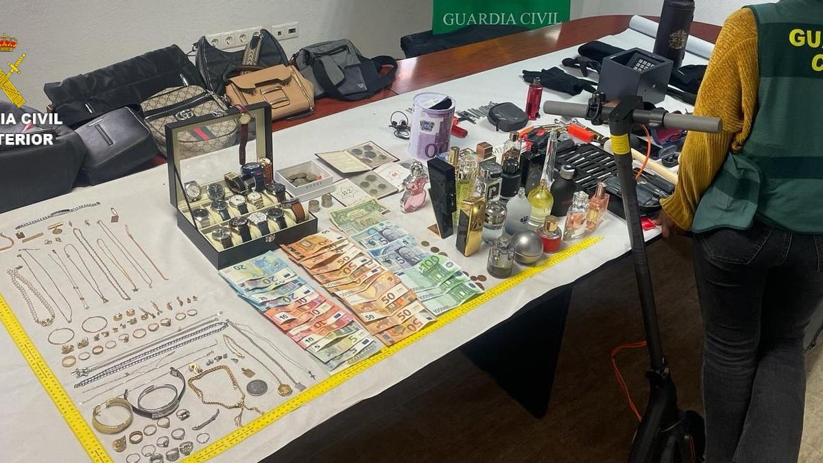 Algunos de los objetos y dinero incautado por la Guardia Civil en Vinaròs