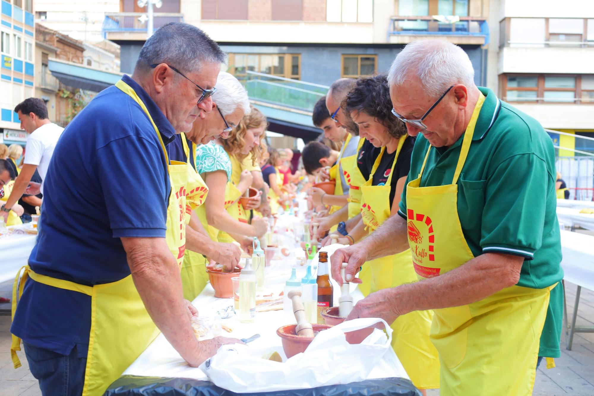 Encuentro para elaborar 'allioli' en las fiestas de Vila-real