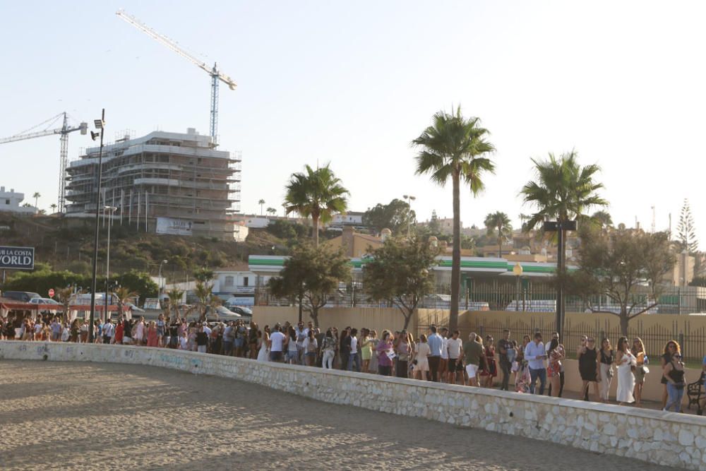 Gran expectación ante el único concierto de Jennifer Lopez en España. Se han formado largas colas hasta la apertura de las puertas del recinto del Marenostrum Castle Park, escenario del concierto.