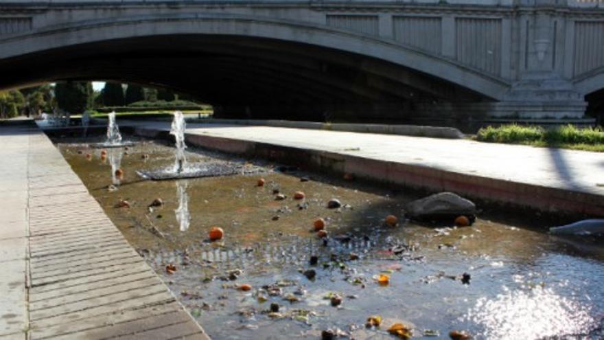 La suciedad se acumula en el Jardín del Turia