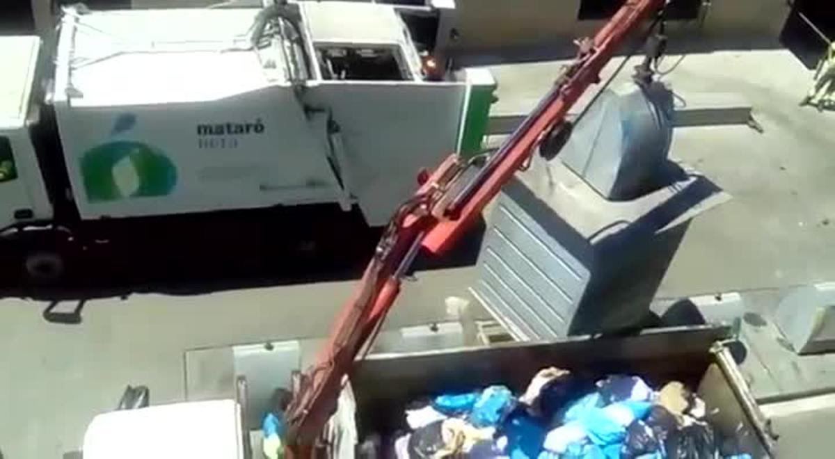 Operarios de la empresa FCC mezclan en un camión las fracciones de papel y de rechazo.