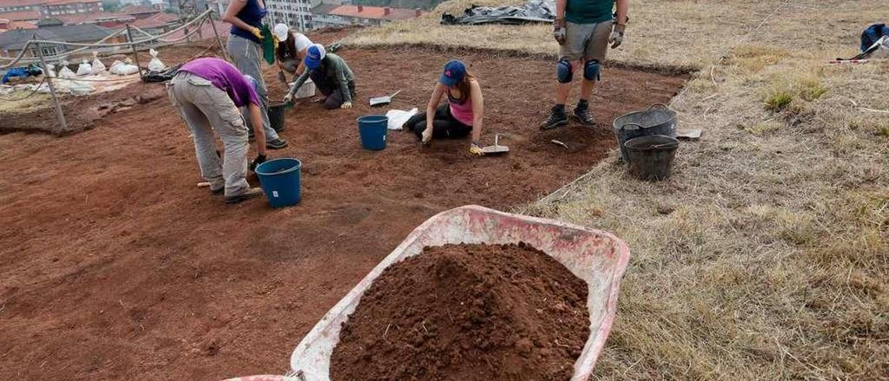 Parte del equipo que participó el verano pasado en las excavaciones en el castillo de Gauzón.