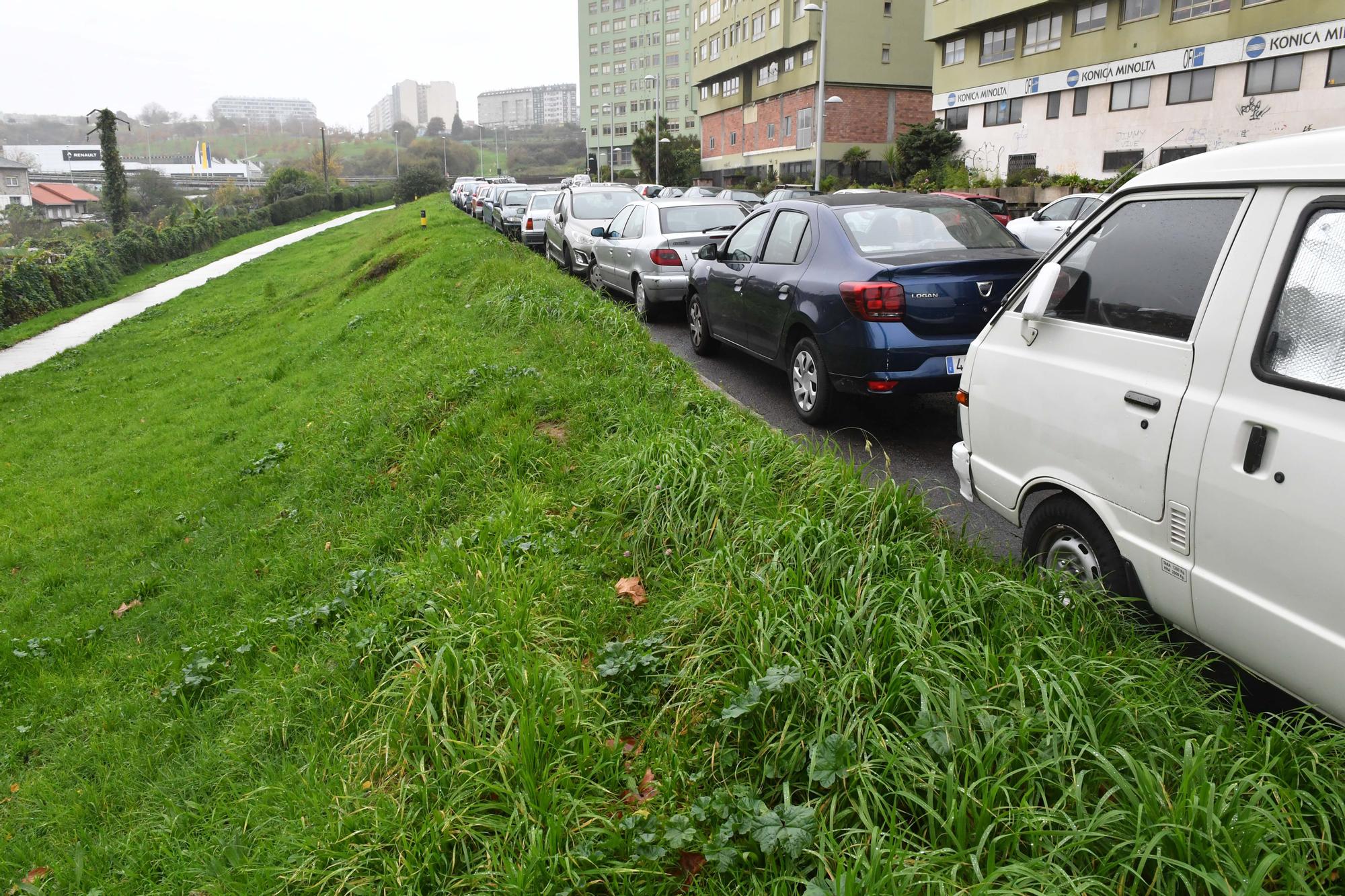 El Concello de A Coruña hará la acera que falta en el tramo final de la avenida de Oza, que perderá en ese espacio un carril de circulación y donde se podrá estacionar en batería