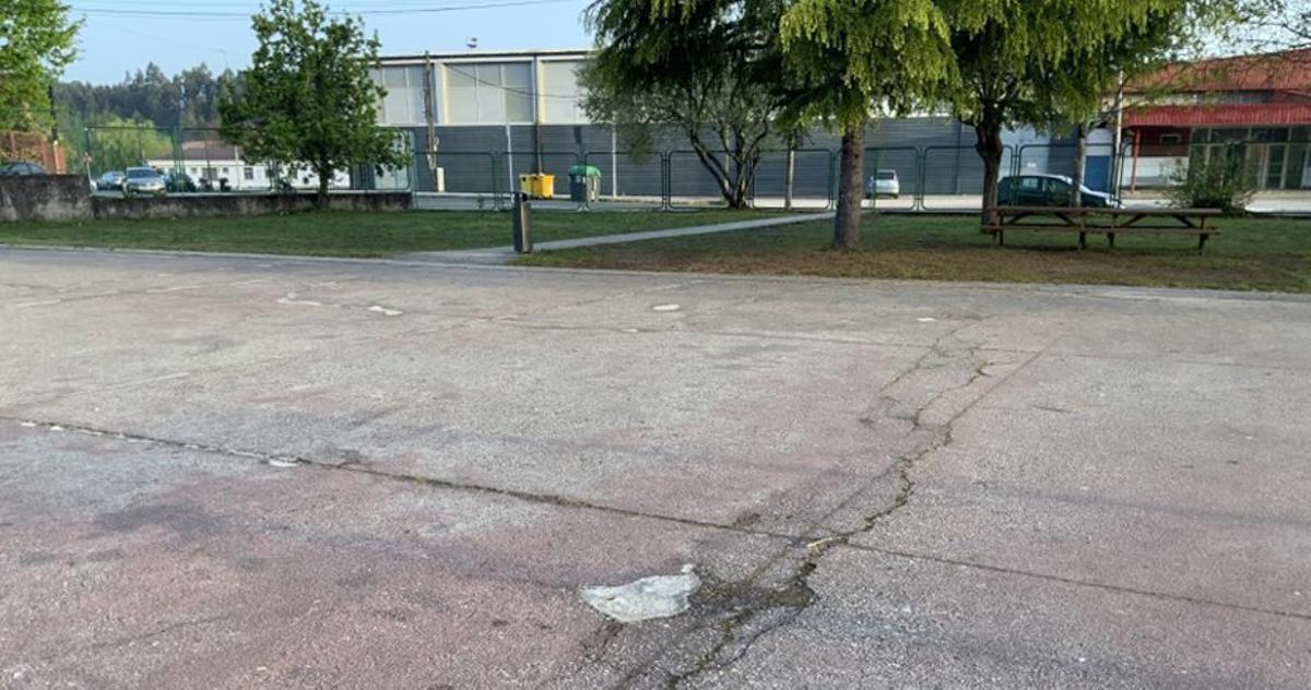 Detalle del estado del patio del centro educativo estradense.