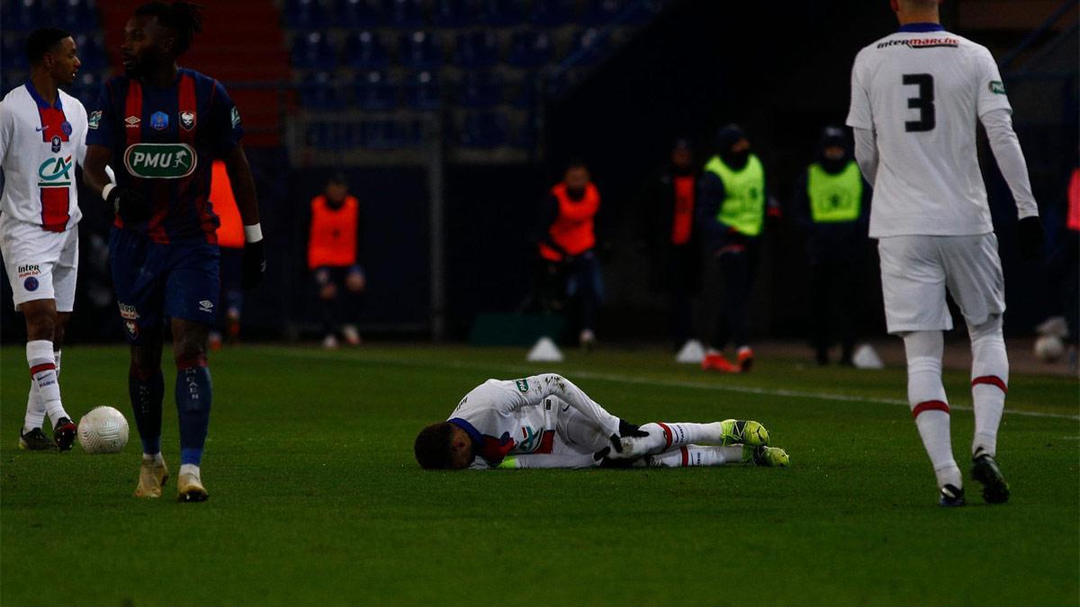 Neymar, en el suelo lesionado