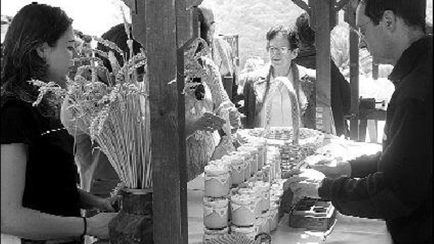 Público, ayer, en un expositor de degustación gratuita de arroz con leche en Santolaya.