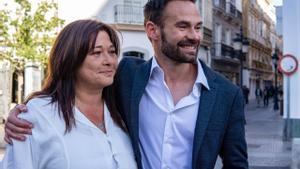 El candidato a la alcaldía, David de la Cruz, y Helena Fernández, número dos, presentan Adelante Izquierda Gaditana.