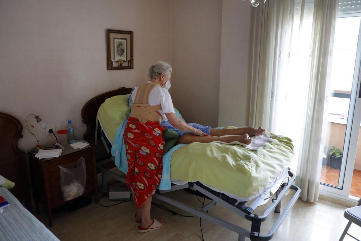 Valencia. Una señora mayor de mas de 70 años que esta enferma y tiene que cuidar a su tia de 92 años muy enferma y en cama, solo tienen la ayuda de una cuidadora dos horas al dia. ANCIANOS DEPENDIENTES DEMANDAN LA AMPLIACIÓN DE HORAS Y DIAS DEL SERVICIO DE ATENCIÓN DOMICILIARIA . EVARISTA DE 76 AÑOS CUIDA A SU TIA DE 92 AÑOS. DEPENDENCIA DE LAS PERSONAS MAYORES . JUBILADOS