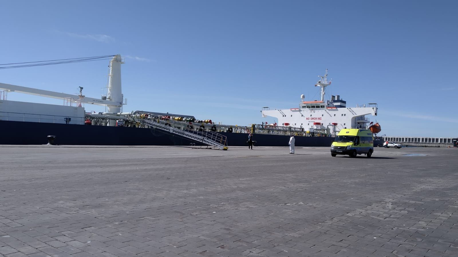 Tres tripulantes con síntomas de COVID-19, trasladados en ambulancia desde el puerto de A Coruña