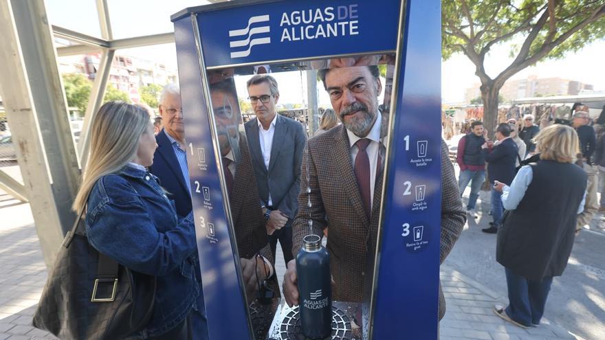 Aguas de Alicante instala una nueva fuente de agua potable refrigerada en el mercadillo de Teulada