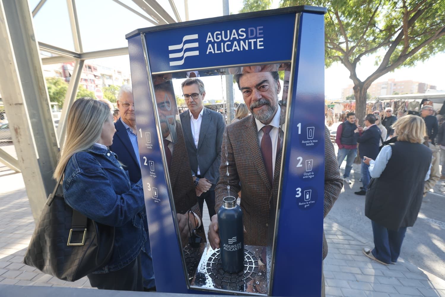 Aguas de Alicante instala una nueva fuente de agua potable refrigerada en el mercadillo de Teulada