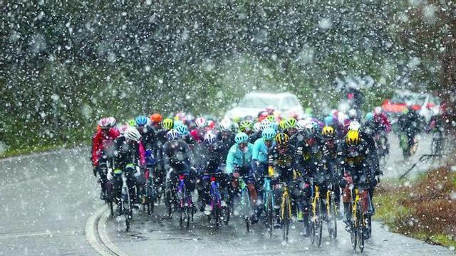 Los ciclistas bajo la intensa nevada. // LUIS GÓMEZ