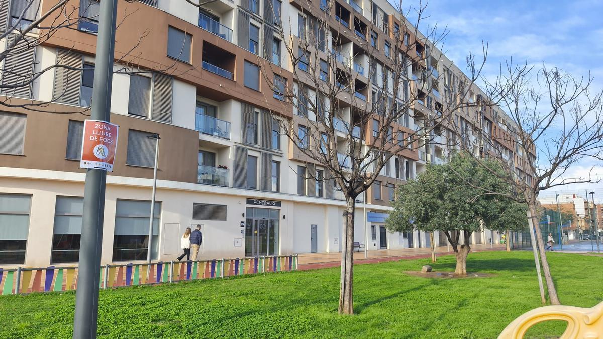 Parque infantil identificado como zona libre de fuegos.