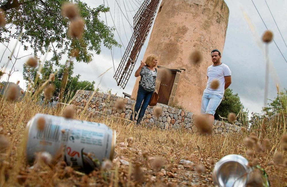 Denuncian la falta de mantenimiento en la zona pública del molino  de sa Planeta