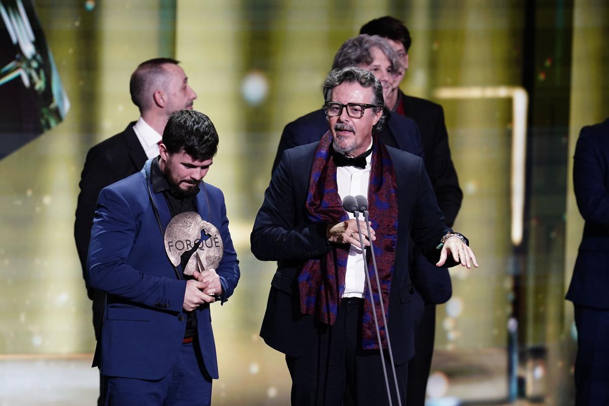 El director Cristian Beteta (i) interviene junta al equipo de la película Ángulo muerto tras recoger el premio a Mejor cortometraje cinematográfico durante la gala de la 31 edición de los Premios José María Forqué, en el Palacio Municipal de IFEMA, a 13 de diciembre de 2025, en Madrid (España). Los Premios Cinematográficos José María Forqué, conocidos como ‘Premios Forqué’, fueron creados en 1996 por la Entidad de Gestión de Derechos de los Productores Audiovisuales (Egeda) para honrar la memoria de José María Forqué, figura en la cinematografía española y primer presidente de Egeda. EGEDA creó el premio con el objetivo de difundir la importancia de la industria audiovisual española e impulsar la figura del productor cinematográfico. 13 DICIEMBRE 2025;GALA;PREMIOS FORQUÉ;FORQUÉ;PREMIOS;31 EDICIÓN;IFEMA;MADRID A. Pérez Meca / Europa Press 13/12/2025. Cristian Beteta;A. Pérez Meca;