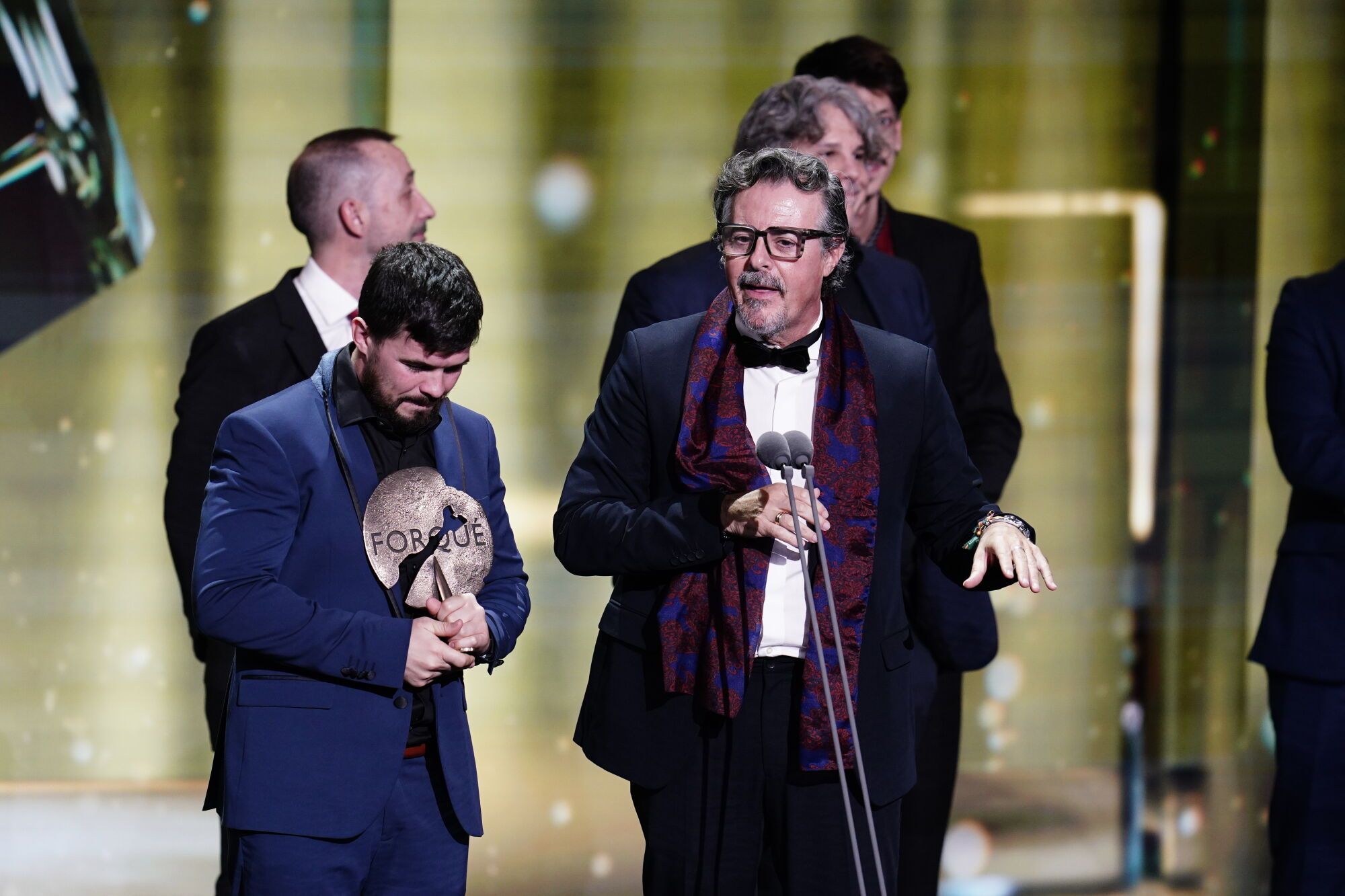El director Cristian Beteta (i) interviene junta al equipo de la película 'Ángulo muerto' tras recoger el premio a 'Mejor cortometraje cinematográfico' durante la gala de la 31 edición de los Premios José María Forqué, en el Palacio Municipal de IFEMA, a 13 de diciembre de 2025, en Madrid (España). Los Premios Cinematográficos José María Forqué, conocidos como ‘Premios Forqué’, fueron creados en 1996 por la Entidad de Gestión de Derechos de los Productores Audiovisuales (Egeda) para honrar la memoria de José María Forqué, figura en la cinematografía española y primer presidente de Egeda. EGEDA creó el premio con el objetivo de difundir la importancia de la industria audiovisual española e impulsar la figura del productor cinematográfico. 13 DICIEMBRE 2025;GALA;PREMIOS FORQUÉ;FORQUÉ;PREMIOS;31 EDICIÓN;IFEMA;MADRID A. Pérez Meca / Europa Press 13/12/2025. Cristian Beteta;A. Pérez Meca;