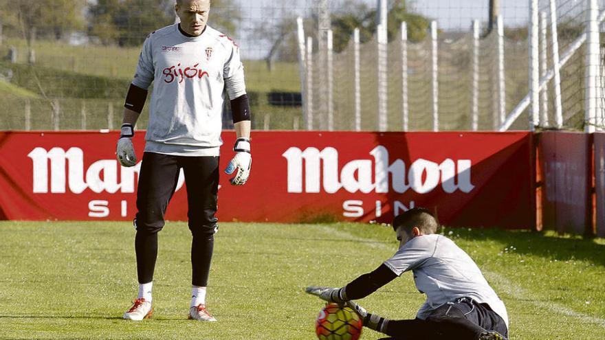 Cuéllar se dispone a blocar un balón ante la mirada de Alberto.