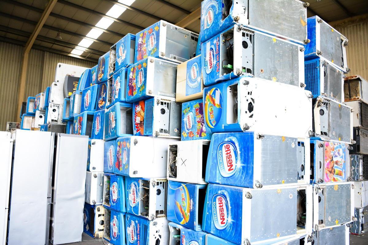 Varios equipos frigoríficos a la espera de ser reciclados.