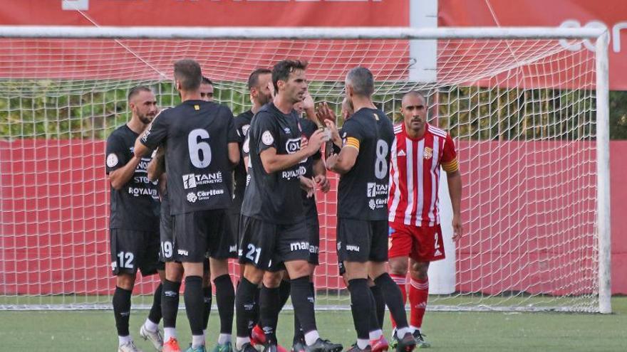 Els olotins celebrant un dels tres gols d’ahir. | JORDI BIEL/REGIÓ 7