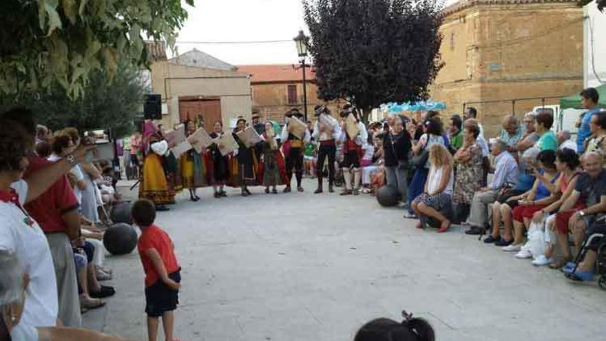 Actuación musical en el mercado artesano de Fuentes de Ropel.