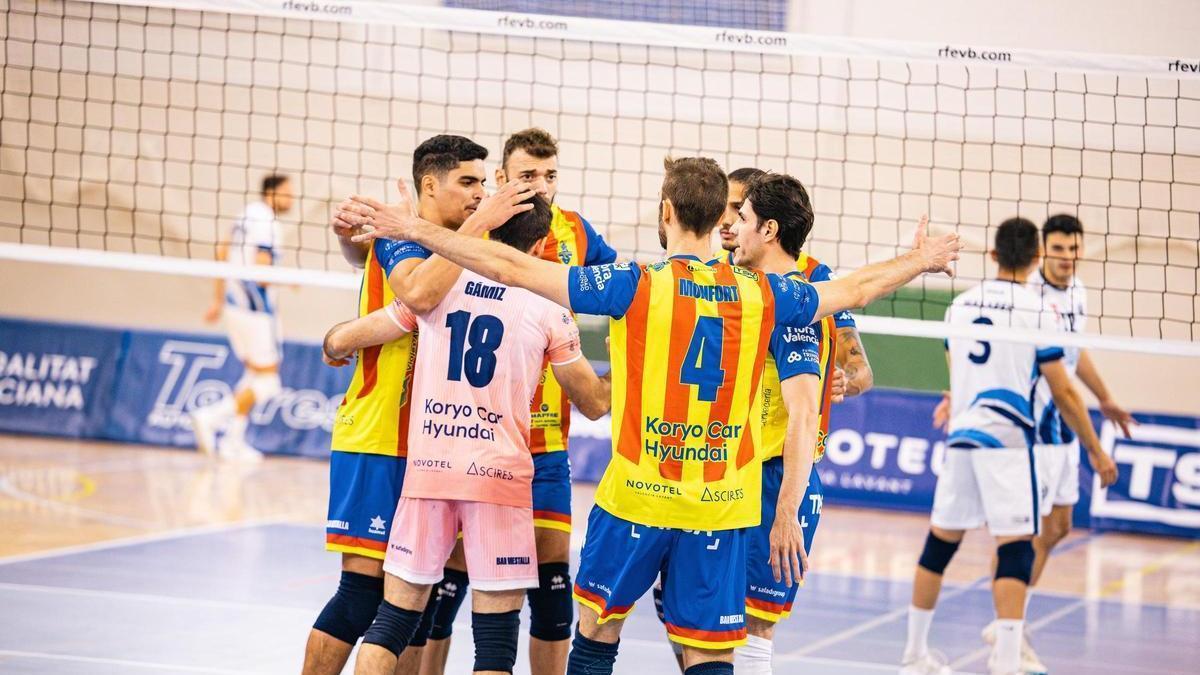 Jugadores del Léleman celebran un punto