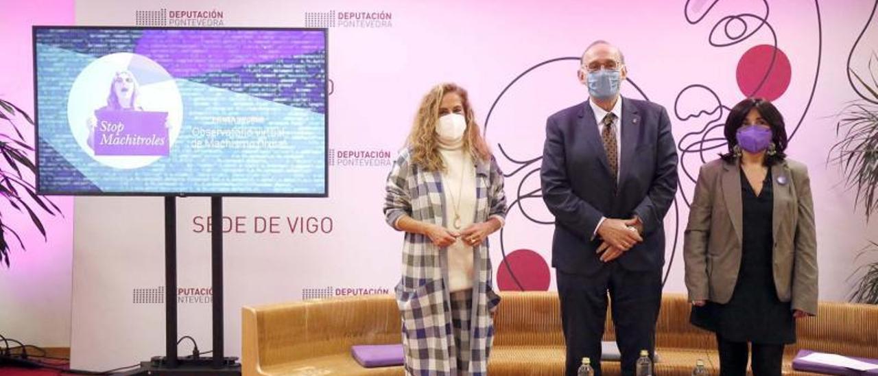 Carmela Silva, Manuel Reigosa y Águeda Gómez, ayer, en la sede de la Diputación. |   // DUVI