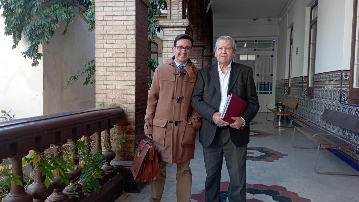 El catedrático Francisco Carriscondo (izquierda) y José Antonio Sierra, la semana pasada en los pasillos de La Térmica.