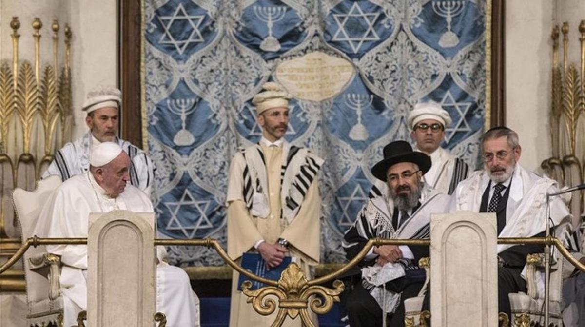 El papa Francesc, assegut a l’esquerra de la imatge, durant la seva visita a la Gran Sinagoga de Roma.