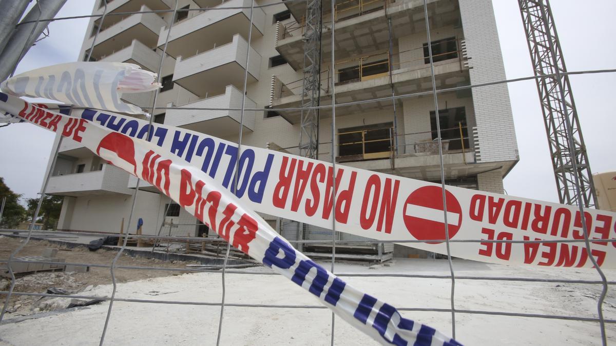 Un edificio en construcción precintado por un accidente laboral.