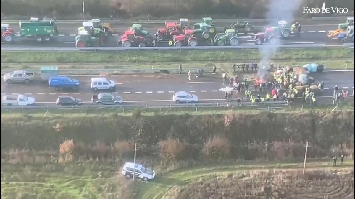 Los tractores cortan la autovía A-52 en Ourense en protesta por el acuerdo de Mercosur