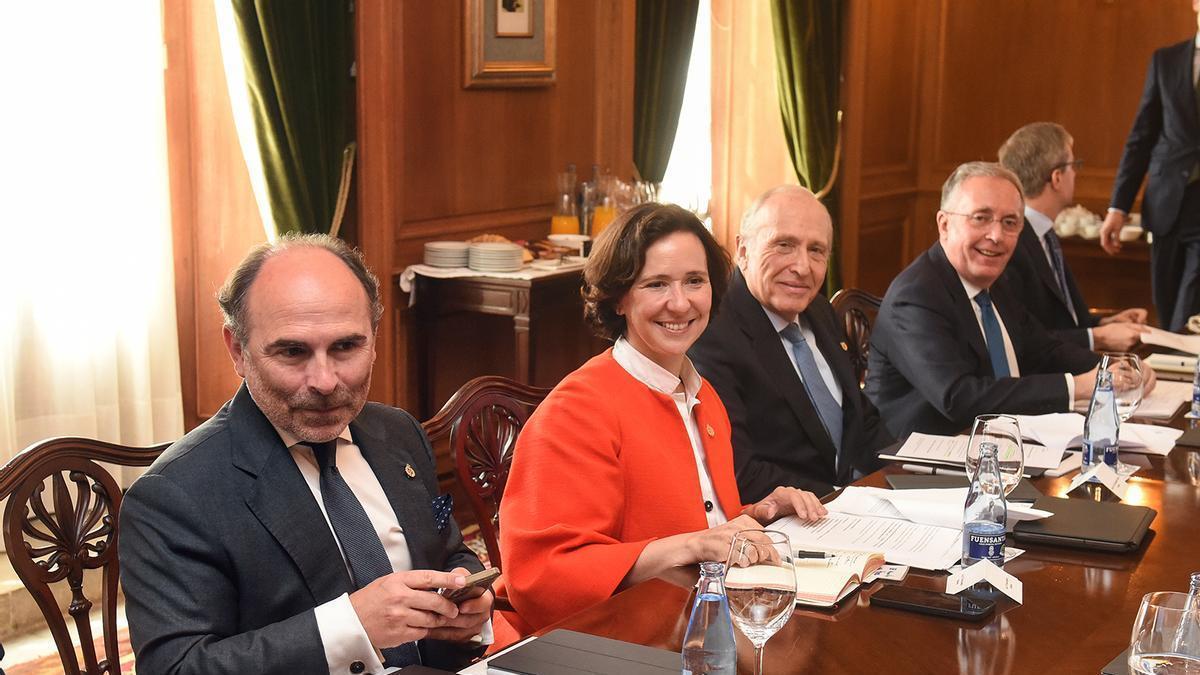 Reunión del patronato de la Fundación Princesa de Asturias. Por la izquierda: Ignacio Villaverde, Teresa Sanjurjo y Luis Fernández-Vega.