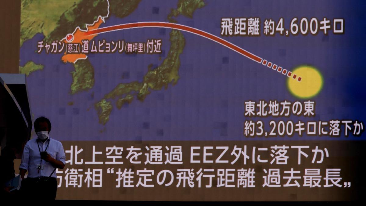 Corea del Norte lanza un misil que sobrevuela Japón antes de caer al mar y desata la alarma.