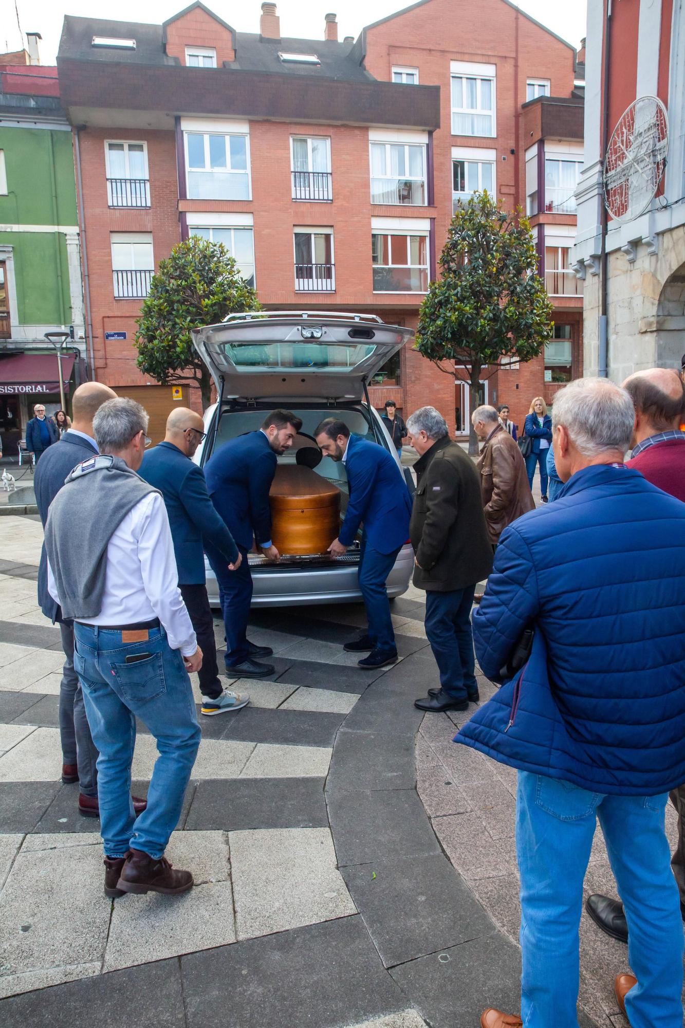 La capilla ardiente de Aníbal Vázquez en el Ayuntamiento de Mieres