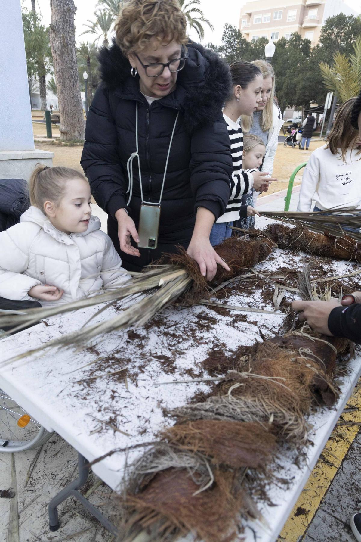 Talleres de “atxes” en Elche para promover una tradición difícil de mantener