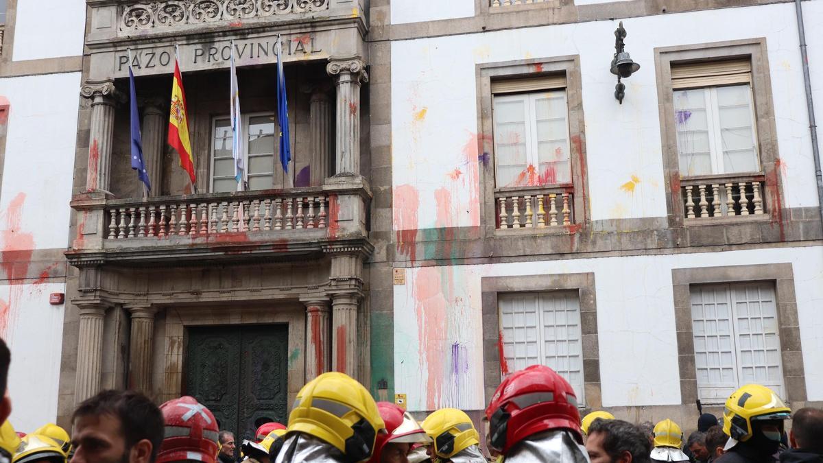 Marcas de pintura en la fachada de la Diputación de Ourense.