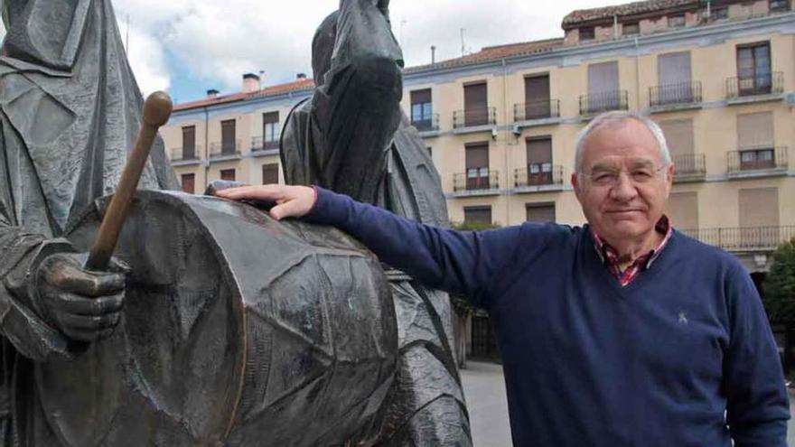 Delgado de Castro, junto al Merlú, en la Plaza Mayor.