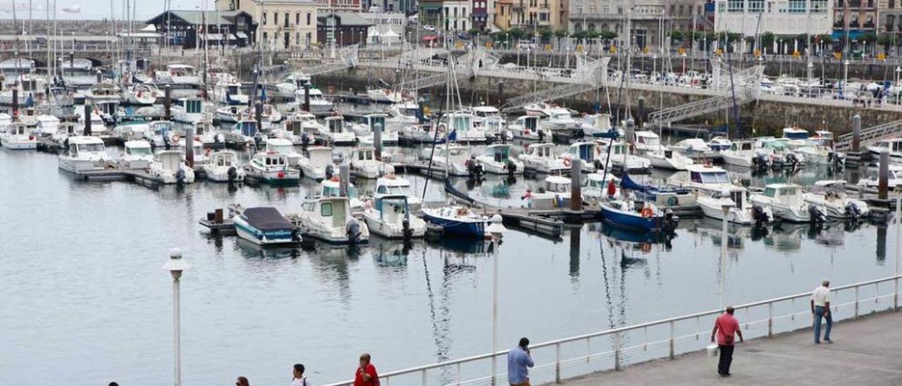Vista de una de las dársenas del puerto deportivo de Gijón.